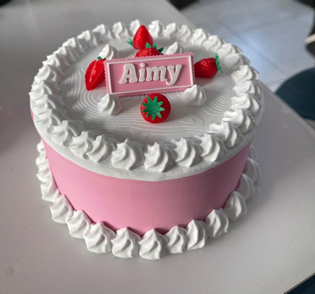 Boite 'Gâteau Fraises' personnalisée avec plaque prénom