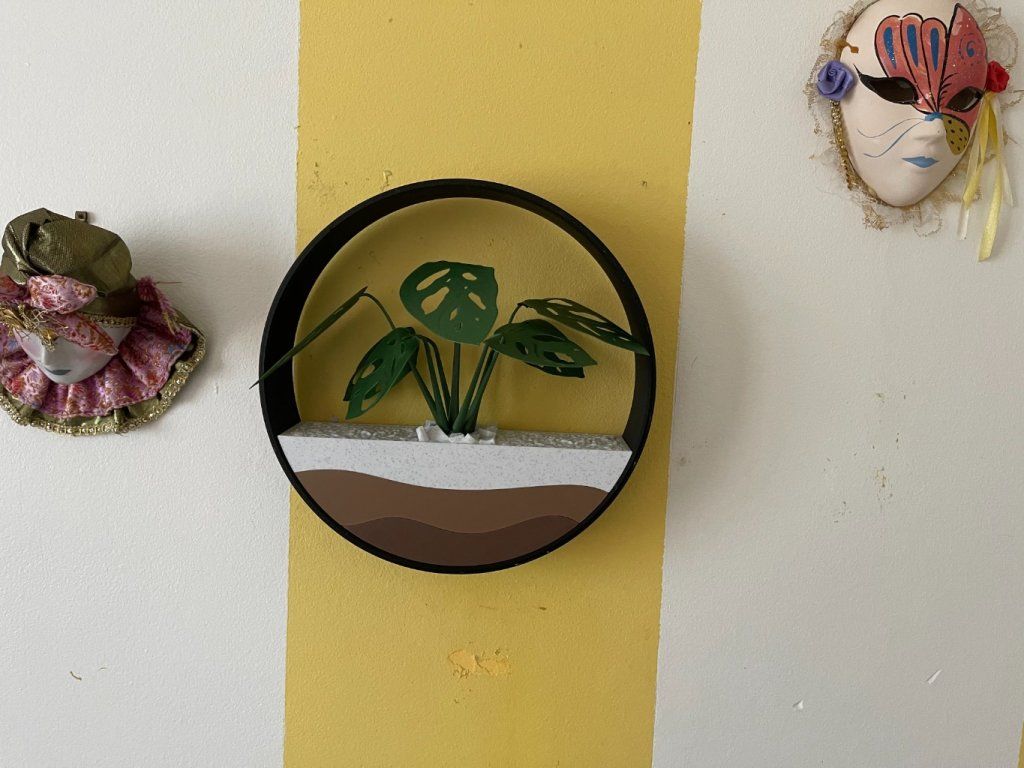 Jardi'Déco Ronde 'Monstera' : demande personnalisée à accrocher au mur et feuilles de la plante différentes.